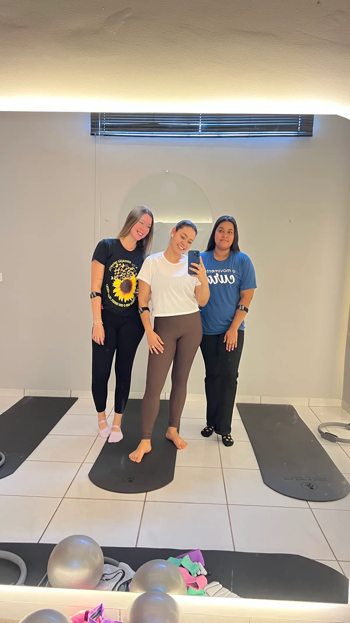 Dra. Letícia Neres com alunas na sala aquecida do Hot Pilates
